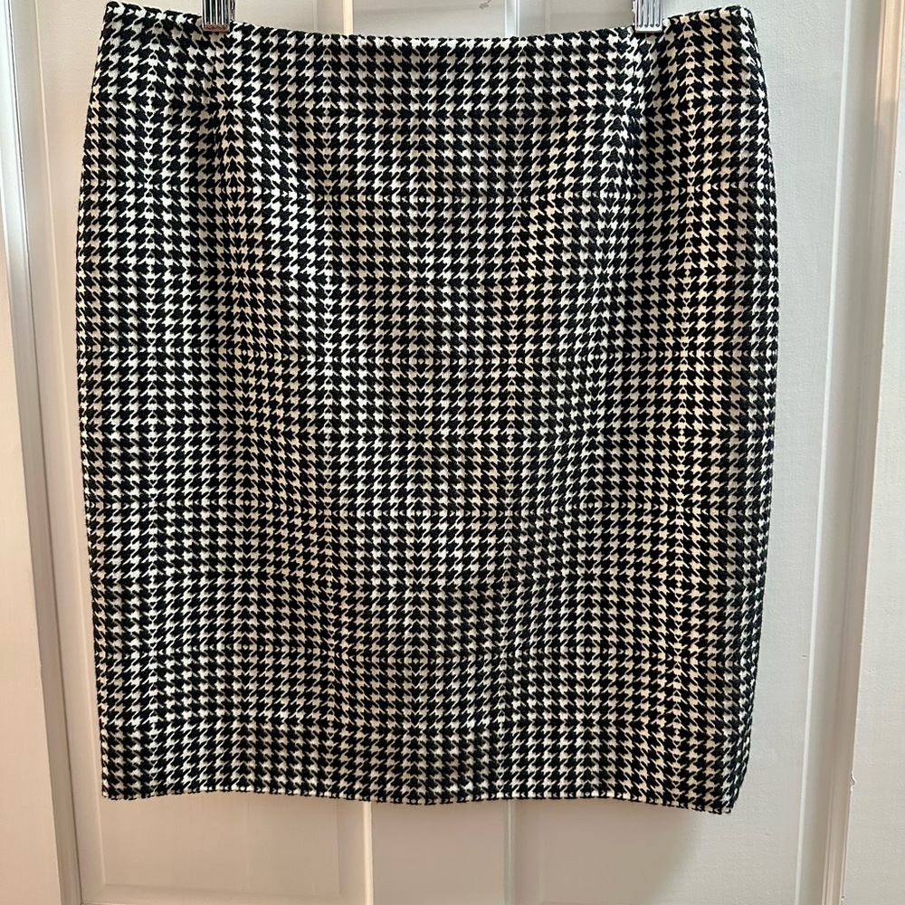 AKRIS Punto Classic Houndstooth Skirt in Black and Cream Women’s size 8 NWT